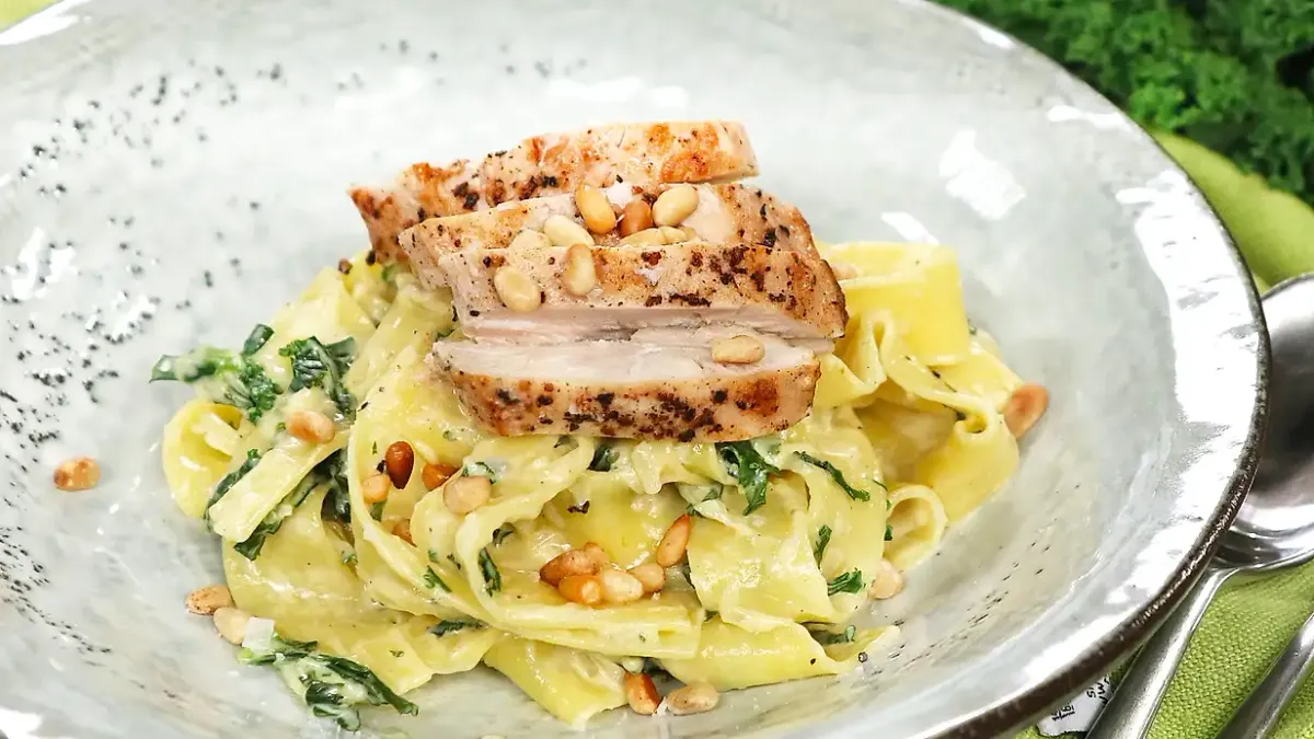 Krämig grönkålpasta med kyckling.